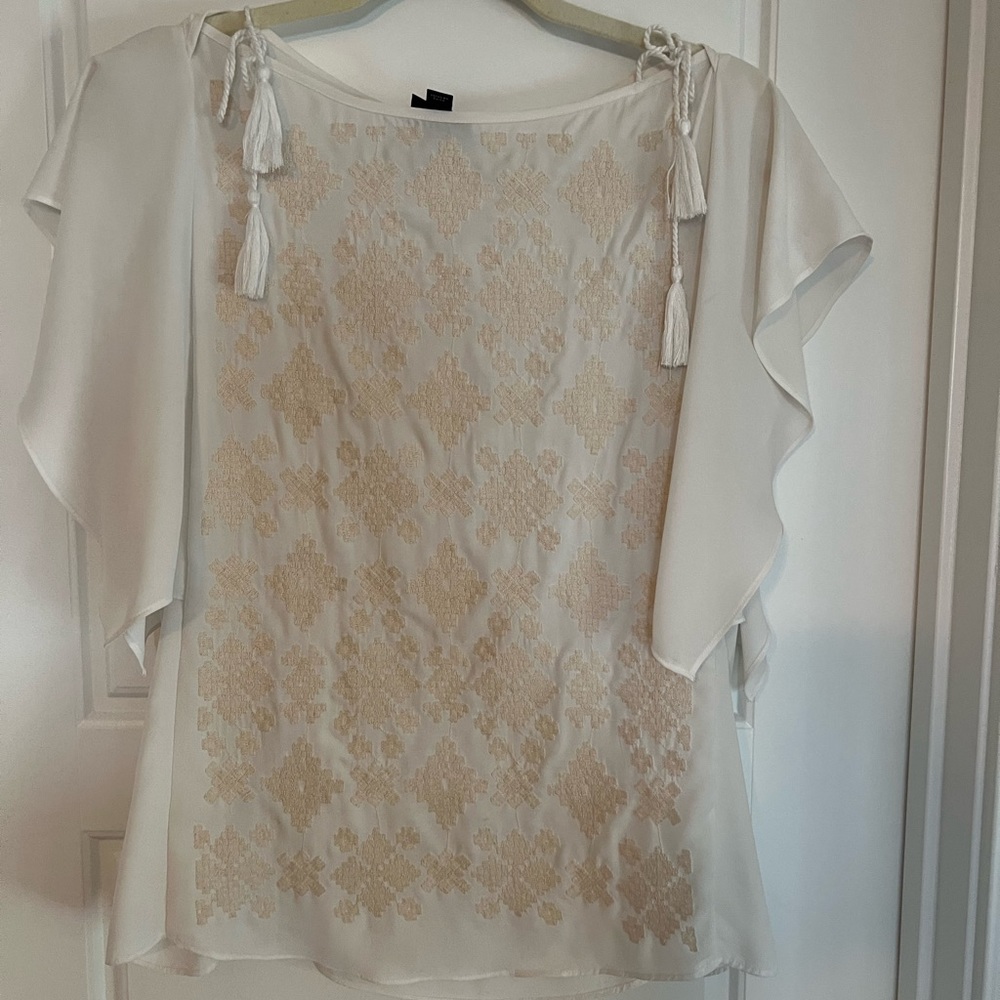 Mossimo cream/beige blouse with beautiful stitching pattern on front. 🚭🏡